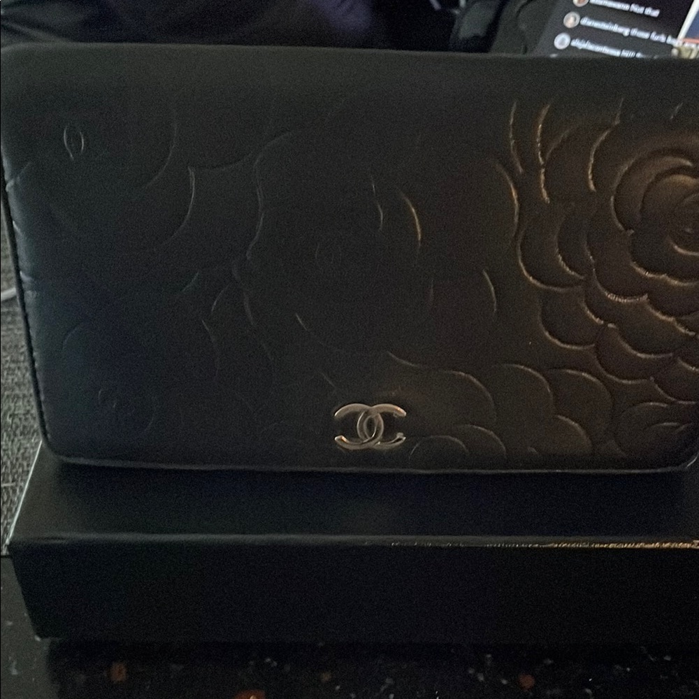 CHANEL Black Floral Embossed Wallet silver inside no Coin residue,Camilla - Picture 3 of 9